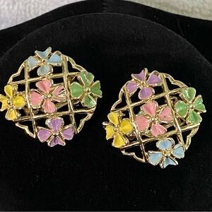 Vintage-Style Floral Clip-On Earrings – Gold Tone & Pastel Enamel